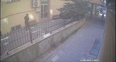 İstanbul- İstanbul'da kendilerini polis gibi tanıtıp dolandırıcılık yapan 3 şüpheli yakalandı