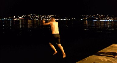 İstanbul - İstanbul'da sıcaktan bunalanlar gece denize girdi