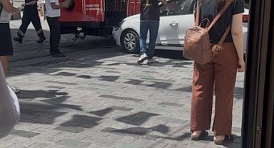 İstanbul - İstiklal Caddesi'nde sürücüsünün kontrolünden çıkan otomobil tramvaya çarptı