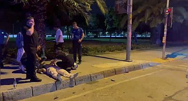 İstanbul - Kadıköy'de motosiklet ile otomobil çarpıştı: 2 yaralı