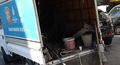 İstanbul - Kadıköy'de patlayan borudan fışkıran su 5 katlı bina yüksekliğine ulaştı