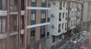 İstanbul -Kağıthane'de 4 katlı binanın çatısı alev alev yandı