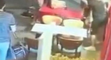 İstanbul - Kağıthane'de eski eşinin sosyal medyadan yayın yaptığı kişiye bıçakla saldırdı; o anlar kamerada