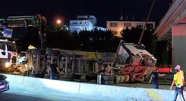 İstanbul - Kağıthane'de moloz yüklü TIR devrildi
