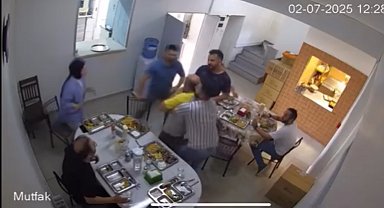 İstanbul - Kağıthane'de nefes borusuna yemek kaçan işçinin Heimlich manevrasıyla kurtulduğu anlar kamerada