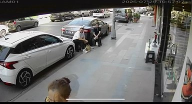 İstanbul- Küçükçekmece'de 2 aracın karıştığı kazada 1'i çocuk 3 kişi yaralandı; kaza kamerada