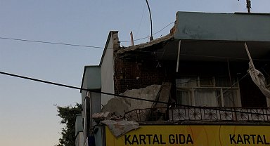 İstanbul - Küçükçekmece'de 2 katlı binada balkon çöktü: Bina tahliye edilip mühürlendi