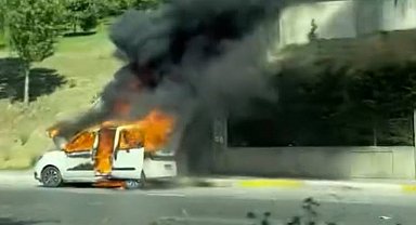 İstanbul – Küçükçekmece'de hafif ticari araç alev alev yandı