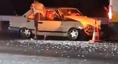 İstanbul - Küçükçekmece'de otomobil, İETT yol bakım aracına çarptı: 1'i ağır 5 yaralı