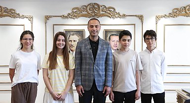 İstanbul- LGS birincileri Gaziosmanpaşa Belediye Başkan Vekili'ni ziyaret etti