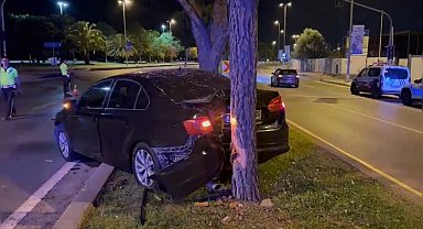 İstanbul - Maltepe'de ağaca çarpan otomobilin sürücüsü yaralandı