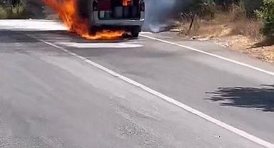İstanbul- Maltepe'de hafif ticari araç alev alev yandı