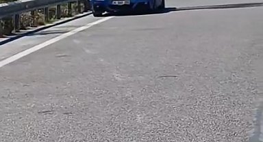 İstanbul - Pendik'te seyir halindeki otomobil alev alev yandı