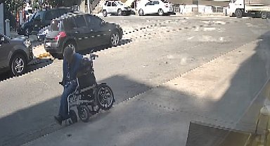 İstanbul-Pendik'te tekerlekli sandalye ile kaldırımdan düştü; esnaf yardıma koştu