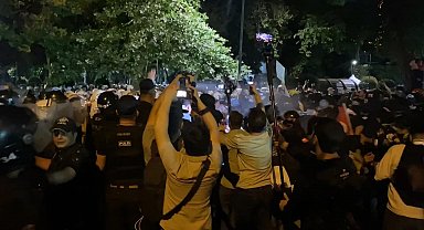 İstanbul - Saraçhane'de polise yabancı madde atan göstericiler gözaltına alındı