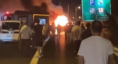 İstanbul - Silivri'de alev alan 2 minibüs itfaiye tarafından söndürüldü