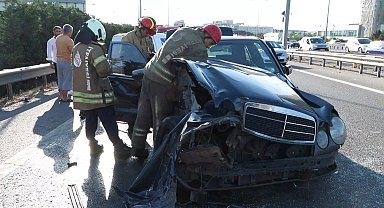 İstanbul - Sultanbeyli TEM Otoyolu'nda hafif ticari araç bariyerlere vuran otomobile çarptı: 4 yaralı