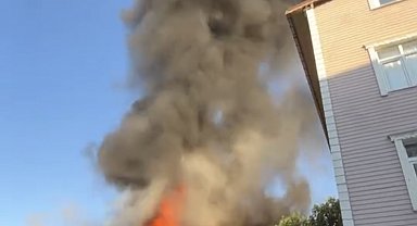 İstanbul - Sultanbeyli'de 2 katlı binanın çatısı alev alev yandı