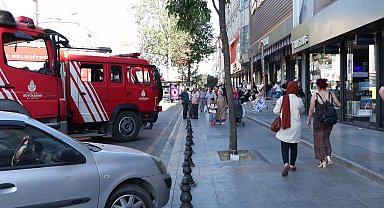 İstanbul- Sultanbeyli'de 5 katlı binanın çatısı alev alev yandı