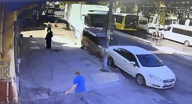 İstanbul- Sultanbeyli'de kaza sonrası tutanak tutulurken kayan TIR 5 araca ve markete çarptı