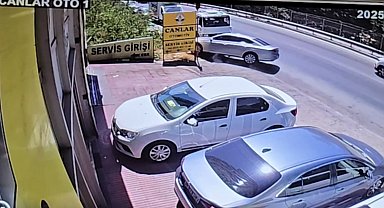 İstanbul- Sultanbeyli'de otomobil ağaçlık alana savruldu; kaza kamerada