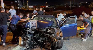 İstanbul - Sultanbeyli'de otomobil duvara çarptı; sıkışan 2 yaralıyı itfaiye kurtardı
