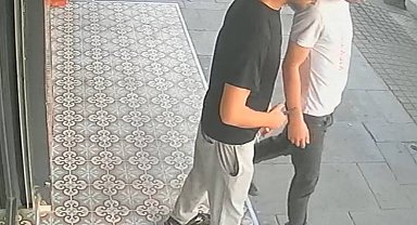 İstanbul - Sultangazi'de biri bekledi diğeri çaldı; telefon hırsızlığı kamerada