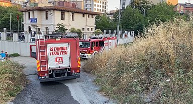İstanbul - Sultangazi'de boş arazide çıkan yangın itfaiyenin müdahalesi ile söndürüldü