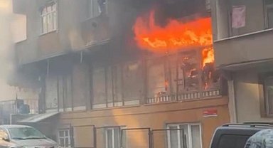 İstanbul - Sultangazi'de kırtasiyede başlayan yangın üst katlara sıçradı: 3 daire zarar gördü