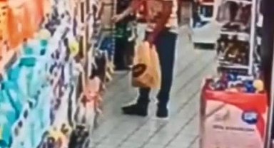 İstanbul - Sultangazi'de marketten şampuan çalan şüpheliyi çalışanlar yakaladı