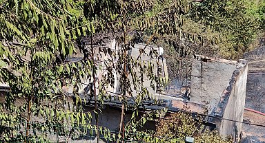 İstanbul- Sultangazi'de otluk alandaki yangın evlere sıçradı: İki gecekondu kullanılamaz hale geldi