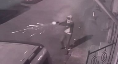 İstanbul - Sultangazi'de park halindeki araca silahlı saldırı güvenlik kamerasında