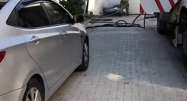 İstanbul- Sultangazi'de park halindeki otomobil alev alev yandı