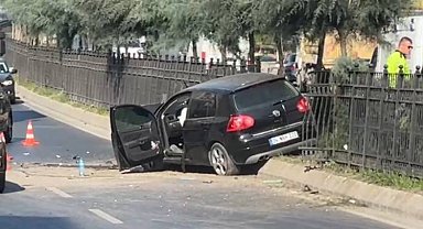 İstanbul - Sultangazi'de refüjü aşarak demir korkuluklara çarptı; kaza kamerada