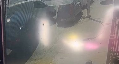 İstanbul- Sultangazi'de yasak noktadan 'U' dönüşü yapan hafif ticari araca otomobil çarptı: 2 yaralı