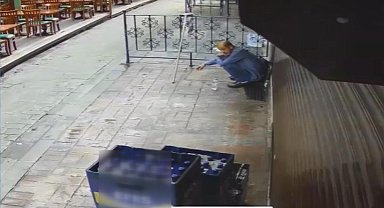 İstanbul - Taksim'de restoranın önünden içki çalan şüpheli kamerada