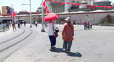 İstanbul - Taksim'de sıcak hava bunalttı; kimisi şemsiye ile gezdi, kimisi gölgede dinlendi