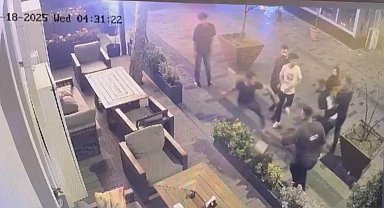 İstanbul - Taksim'de taciz iddiasına maket bıçağıyla saldırı kamerada