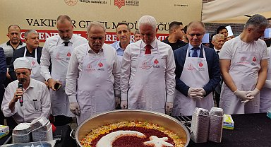 İstanbul- Tarihi Mısır Çarşısı'nda 20 bin kişilik aşure dağıtıldı