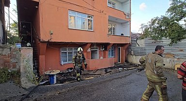 İstanbul- Ümraniye'de 3 katlı binanın çatısı alev alev yandı