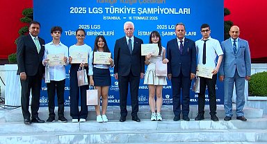 İstanbul- Vali Gül, LGS'den 500 tam puan alan 163 öğrenciyle buluştu