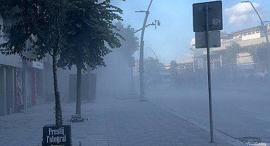 İstanbul- Zeytinburnu'nda kontrollü yıkım sırasında caddeden geçenler kıl payı kurtuldu; çökme anı kamarada