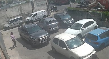 İstanbul- Zeytinburnu'nda otomobilin camını kırıp içindeki 1,5 milyonu çalan hırsızlar kamerada