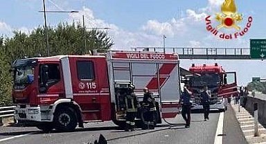 İtalya'da uçak, otoyola düştü: 2 ölü