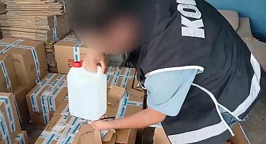 İzmir'de 5,8 ton taklit etiketli etil alkol ele geçirildi