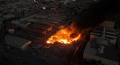 İzmir'de korkutan yangın havadan görüntülendi