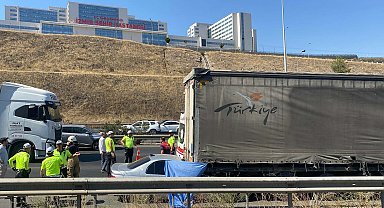 İzmir'de otomobil, TIR'a çarptı: 1 ölü, 1 yaralı