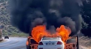 İzmir'de otomobilde çıkan yangın, makilik alana sıçradı
