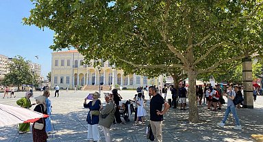 İzmir'de sıcaktan bunalanlar, ağaç altlarında serinlemeye çalıştı