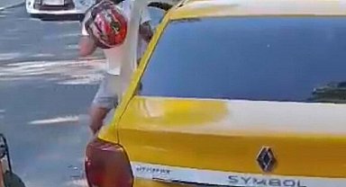 İzmir'de trafikte kasklı, tekmeli ve yumruklu kavga kamerada